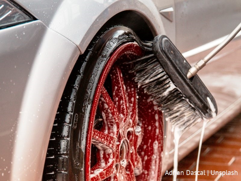 Zbliżenie na koło samochodu podczas mycia