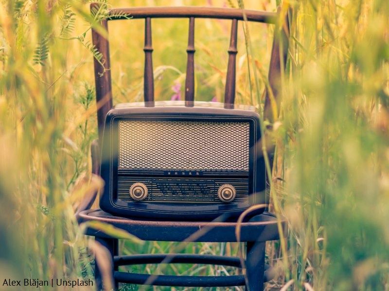 Stare radio na krześle