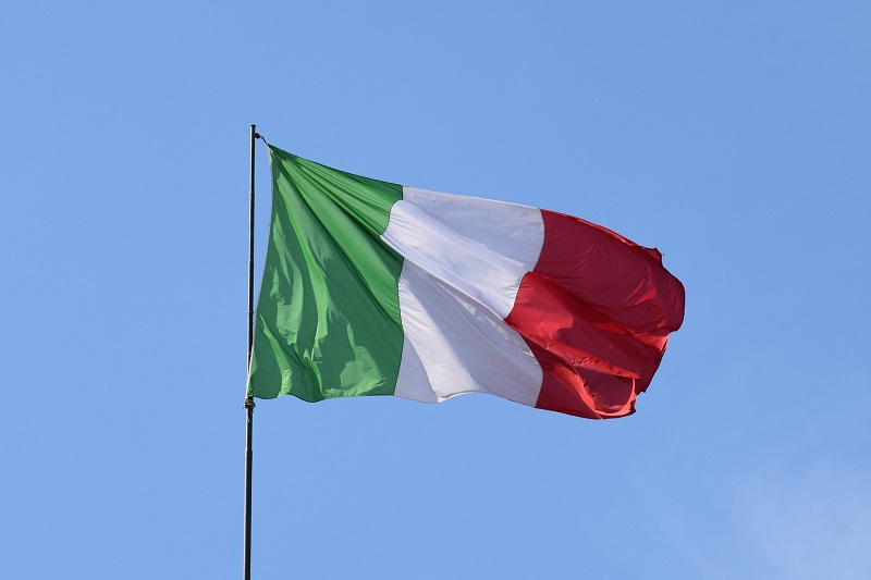 flaga Włoch na maszcie
