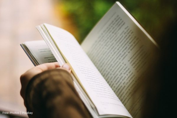 otwarta książka trzymana w dłoniach/open book in hands