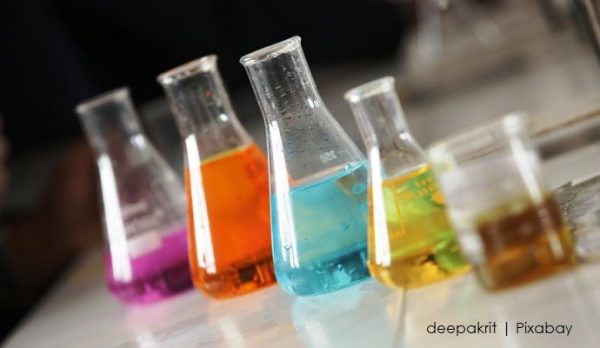 Kilka laboratoryjnych naczyń wypełnionych kolorowymi cieczami