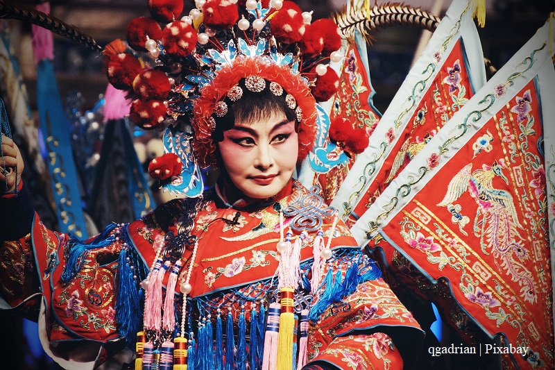 Chinka w kolorowym stroju i makijażu
