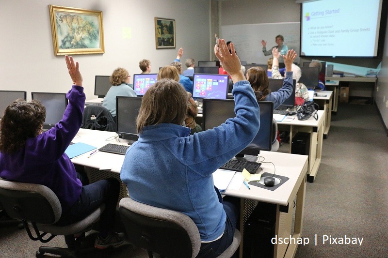 nauczyciele w klasie przy komputerach/teachers during class using copmuters