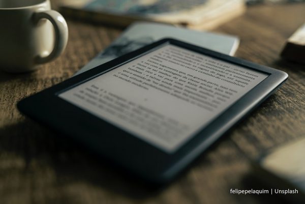 czytnik e-booków leżący na stole