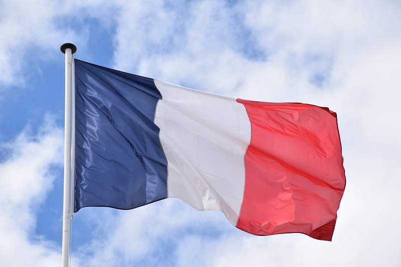 flaga Francji na maszcie