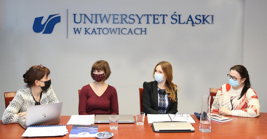 Przy stole siedzą cztery kobiety, od lewej: prof. dr hab. Ewa Jarosz, dr Marta Margiel, dr Magdalena Półtorak oraz dr Małgorzata Kłoskowicz. Nad nimi logo i nazwa Uniwersytetu Śląskiego w Katowicach