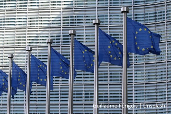 kilka flag Unii Europejskiej na masztach