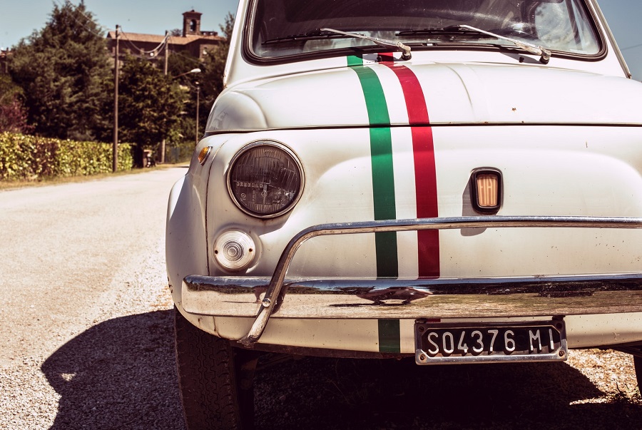 maska samochodu z naklejoną flagą Włoch