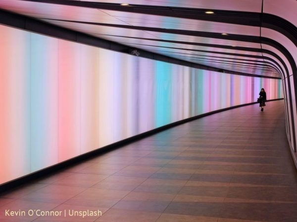 Tunel oświetlony wielokolorowym światłem