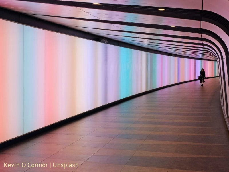 Tunel oświetlony wielokolorowym światłem