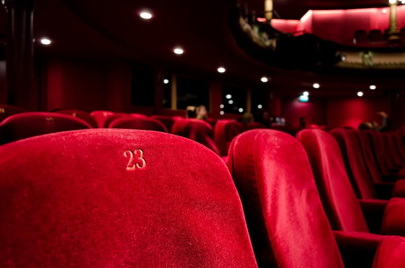 czerwone fotele w sali kinowej/red chairs in the cinema room