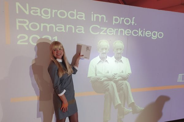 Dr Magdalena Ochwat pozuje z Nagrodą