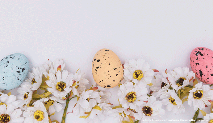 Grafika wielkanocna. Na zdjęciu trzy pisanki wśród kwiatów