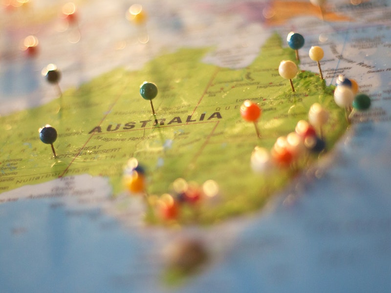 mapa Australii z wbitymi szpilkami