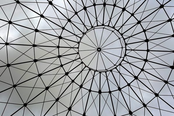 wzory geometryczne na tle zachmurzonego nieba