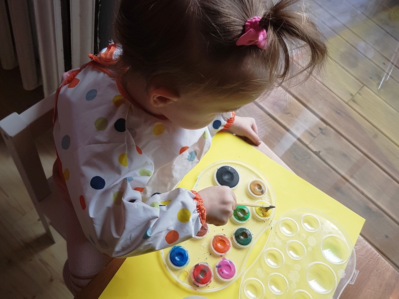 Dziewczynka bawiąca się farbkami