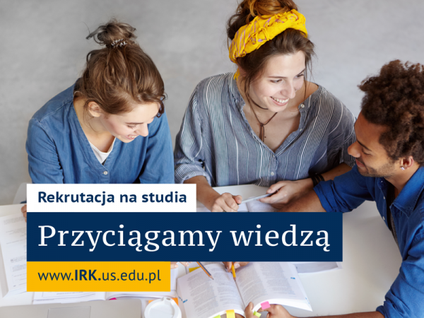 Trzy osoby siedzą przy biurku z książkami, napis: Rekrutacja na studia. Przyciągamy wiedzą. www.irk.us.edu.pl