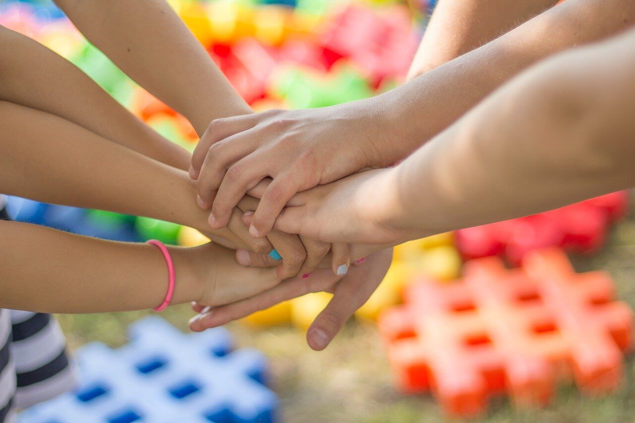 Łapiące się ręce dzieci / children holding hands