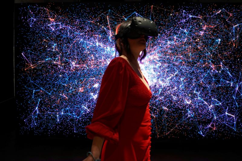 Dziewczyna z goglami VR na głowie