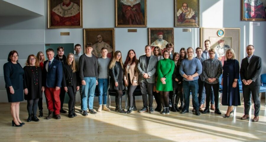 zdjęcie pamiątkowe grupy studentów i wykładowców