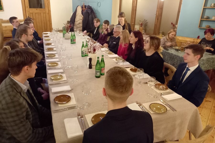 studenci podczas kolacji z ambasadorem