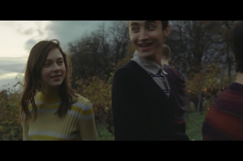 Kadr z filmu: dwoje uśmiechniętych młodych ludzi, z lewej strony dziewczyna, z prawej - chłopak