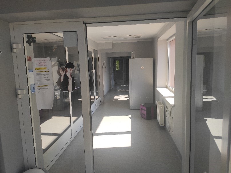 szklane drzwi, za nimi korytarz/glazed door, corridor behind it