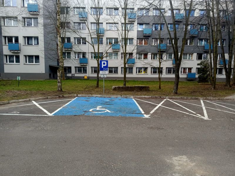 Niebieskie miejsce parkingowe