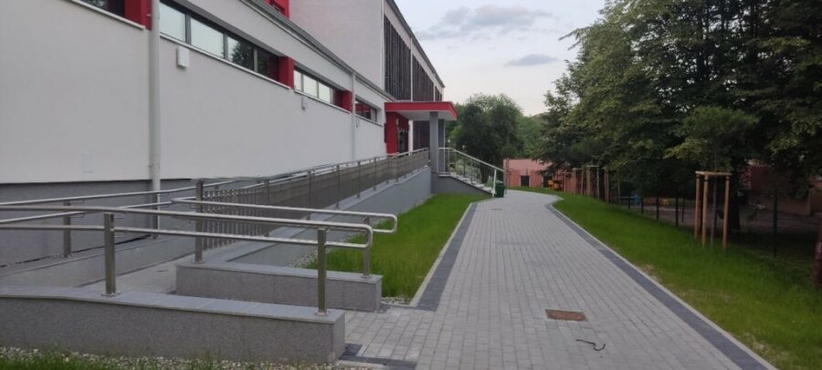 Podjazd wejścia głównego, budynek prszy ul. Paderewskiego 9 w Cieszynie