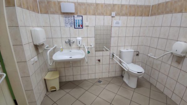 Wnętrze toalety dla osób niepełnosprawnych.