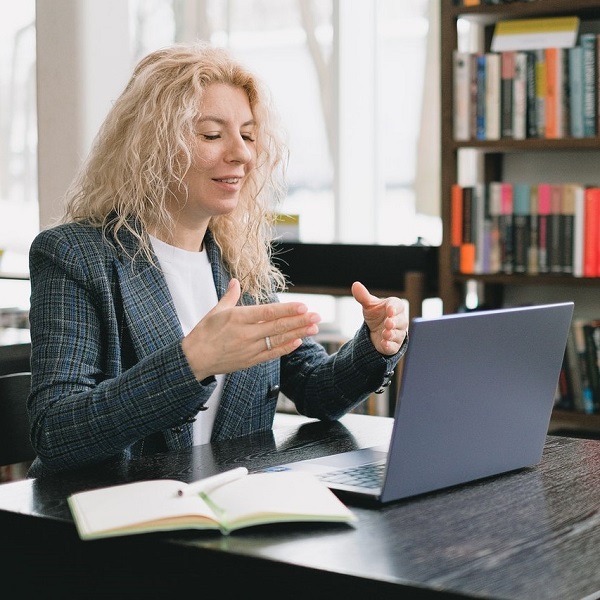kobieta prowadzi rozmowę online, korzystając z laptopa