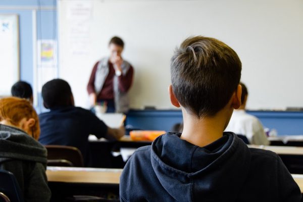 uczniowie siedzą w klasie/students sitting in a classroom