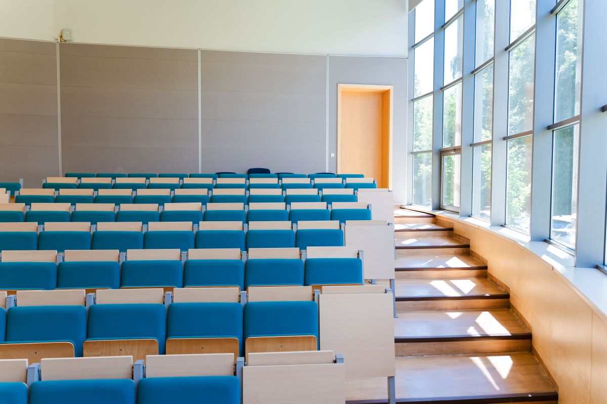 DSC00251 aula w Chorzowie – widok na siedzenia z przodu