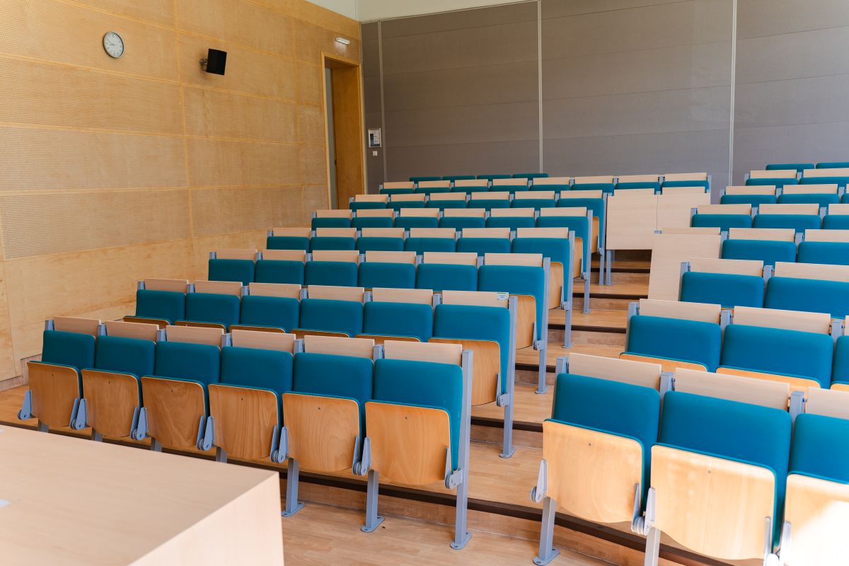 DSC00261 aula w Chorzowie – widok na siedzenia