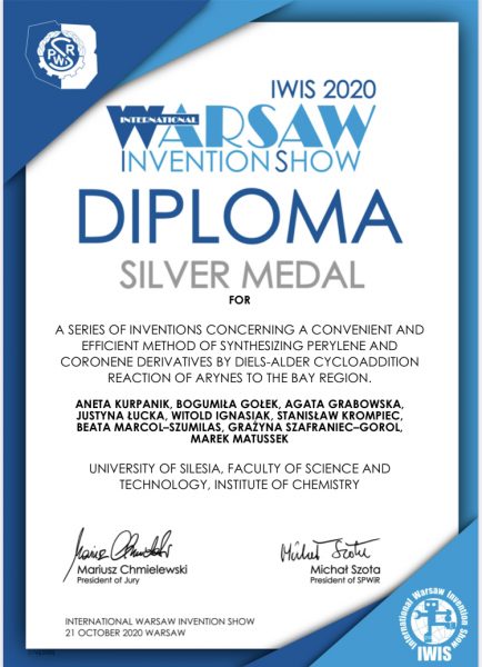 biało-niebieski dyplom Międzynarodowej Warszawskiej Wystawy Wynalazków IWIS dla badaczy z Uniwersytetu Śląskiego