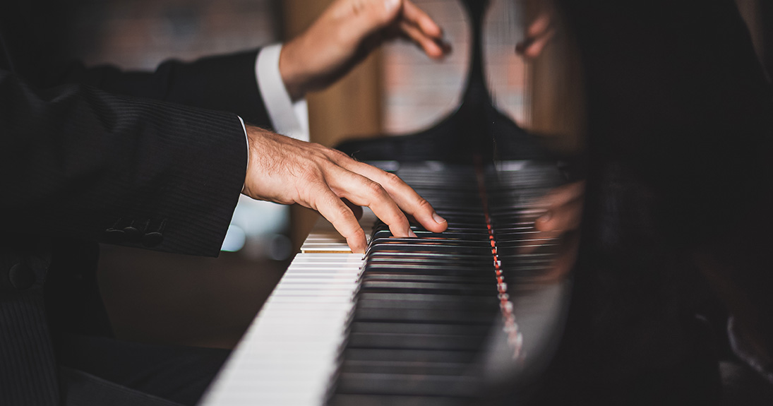 Pianista (zbliżenie na dłonie)