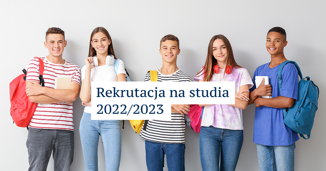 Pięcioro młodych osób; na zdjęciu napis: Rekrutacja na studia 2022/2023 / Five young people; the photo includes the inscription: Admission process for studies 2022/2023