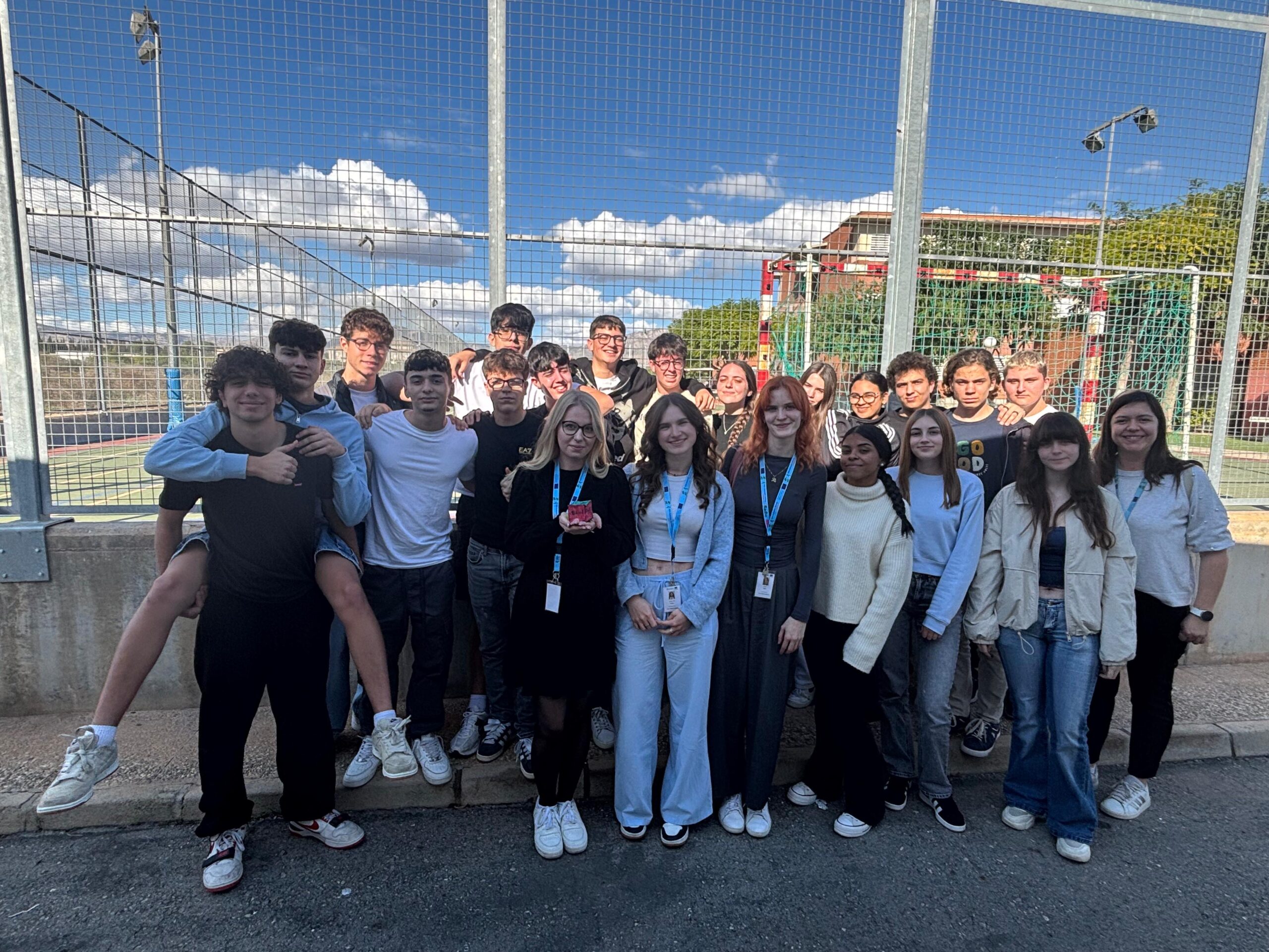 zdjęcie grupowe uczestników wyjazdu na tle boiska