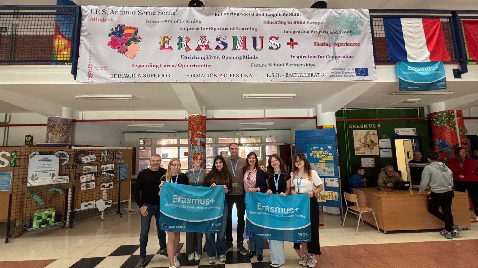 uczestnicy ejazdu z flagami erasmus+