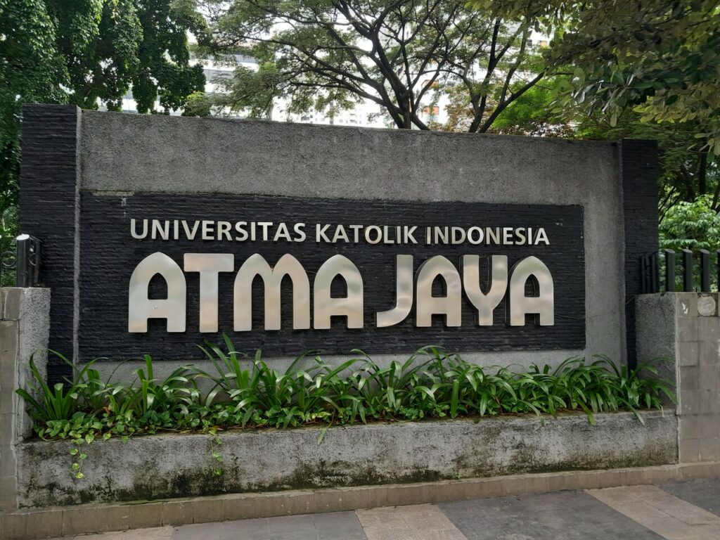 szyld Katolickiego Uniwersytetu Atma Jaya w Dżakarcie