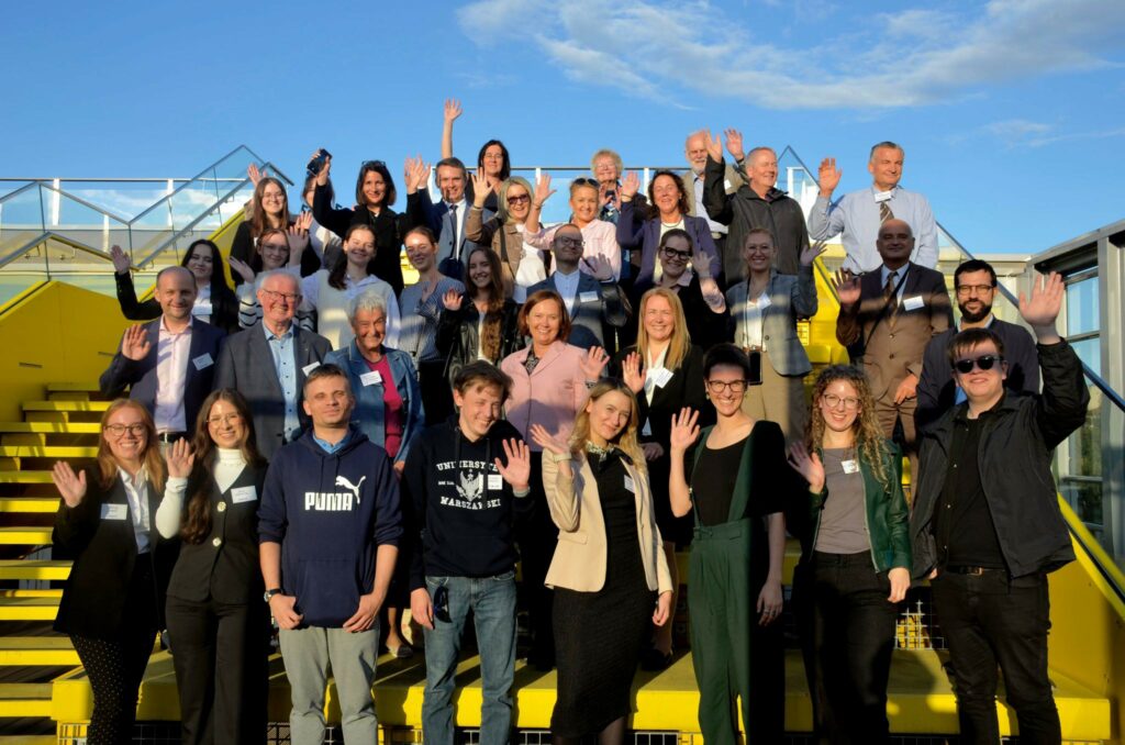 grupowe zdjęcie uczestników konferencji