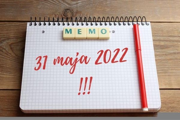 notes z napisem "31 maja 2022 !!!", na którym leży długopis oraz klocki tworzące napis "MEMO" 