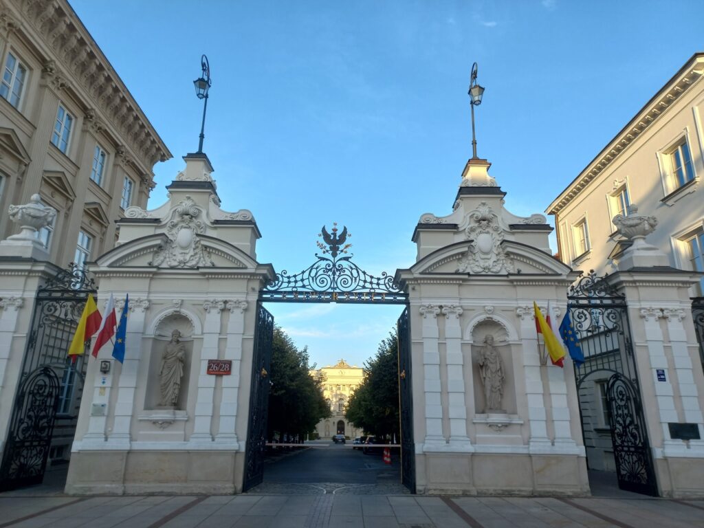 brama z dwoma wieżami po boku