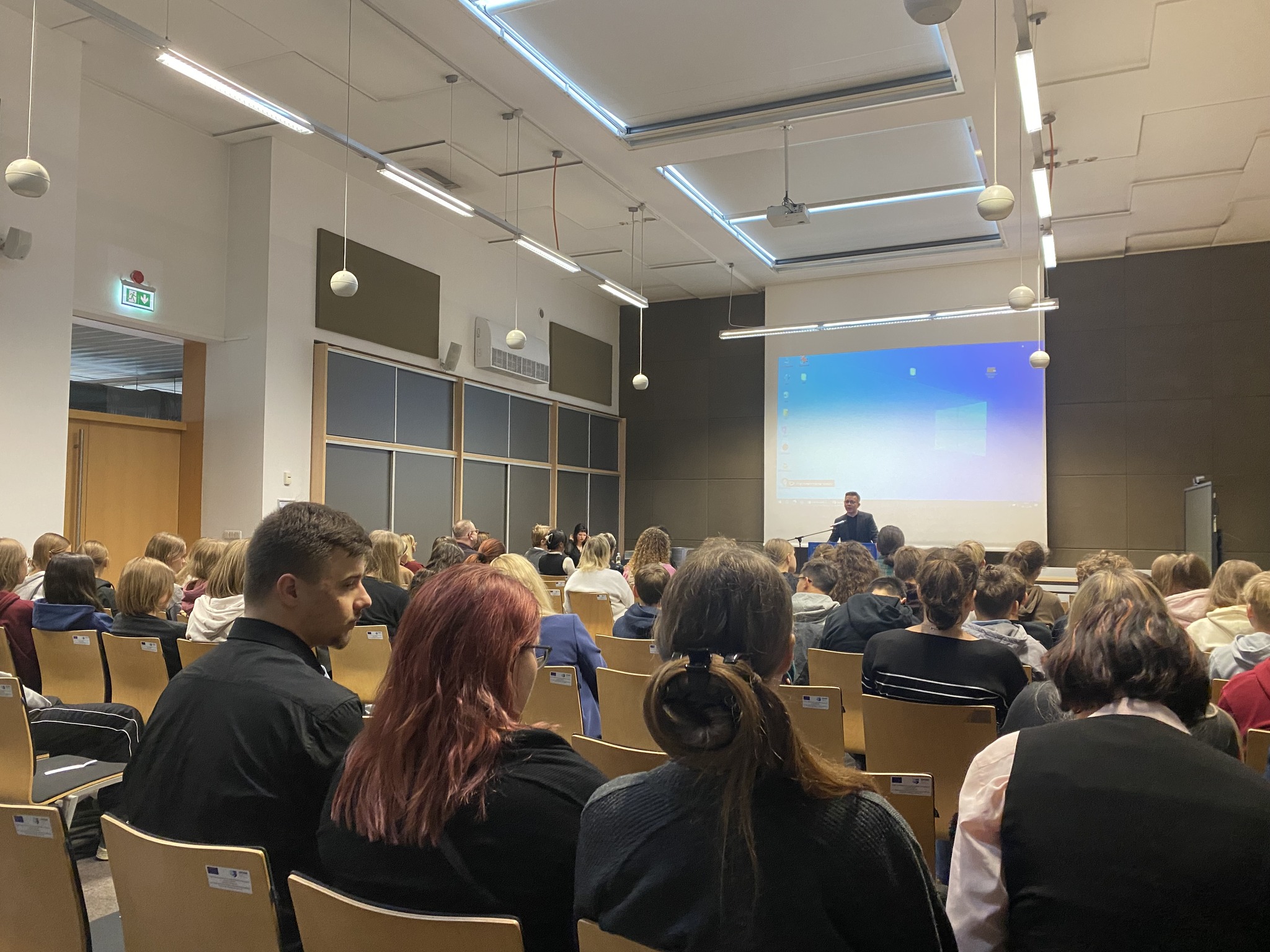 uczestnicy konferencji podczas słuchania wykładu