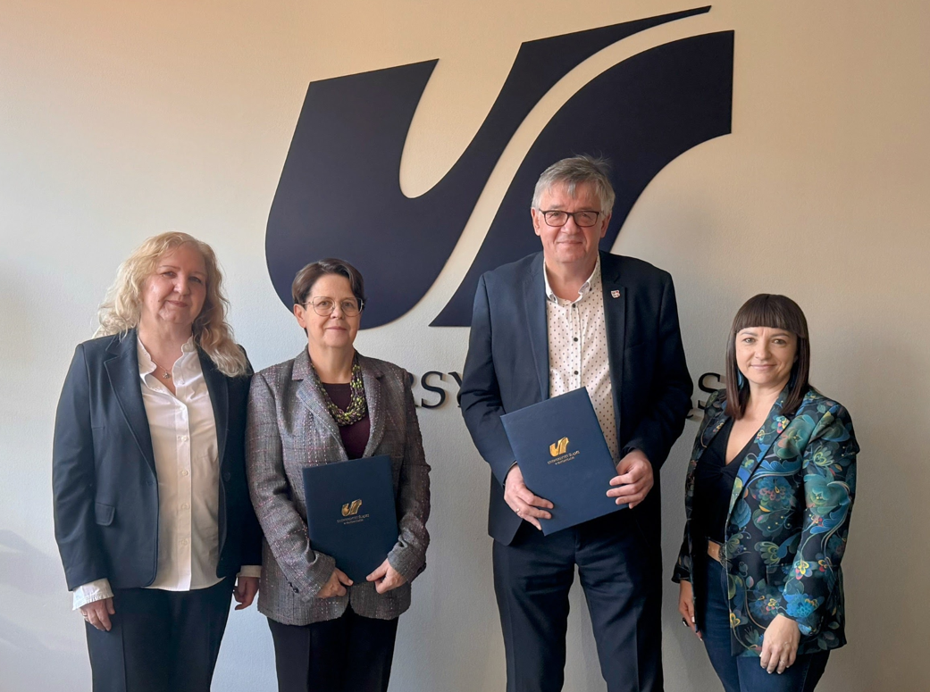 4. Wicedyrektor inż. Maria Międzybrodzka-Zych, Pani Prorektor dr Katarzyna Trynda- prof. UŚ, Dyrektor mgr Arkadiusz Zych, dr Aniela Kucharska