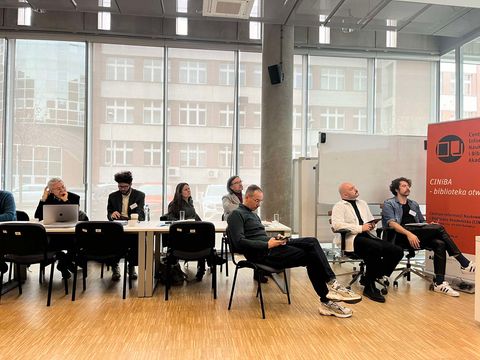 uczestnisy konferencji słuchający wykładu
