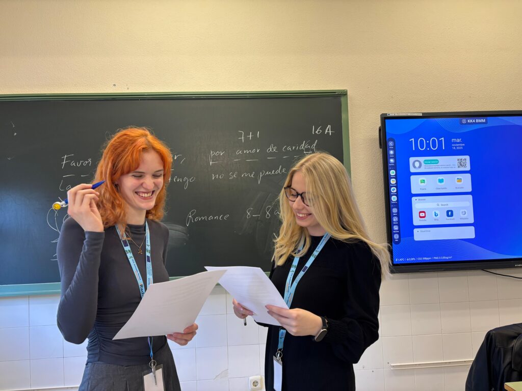 studentki w trakcie przemówienia