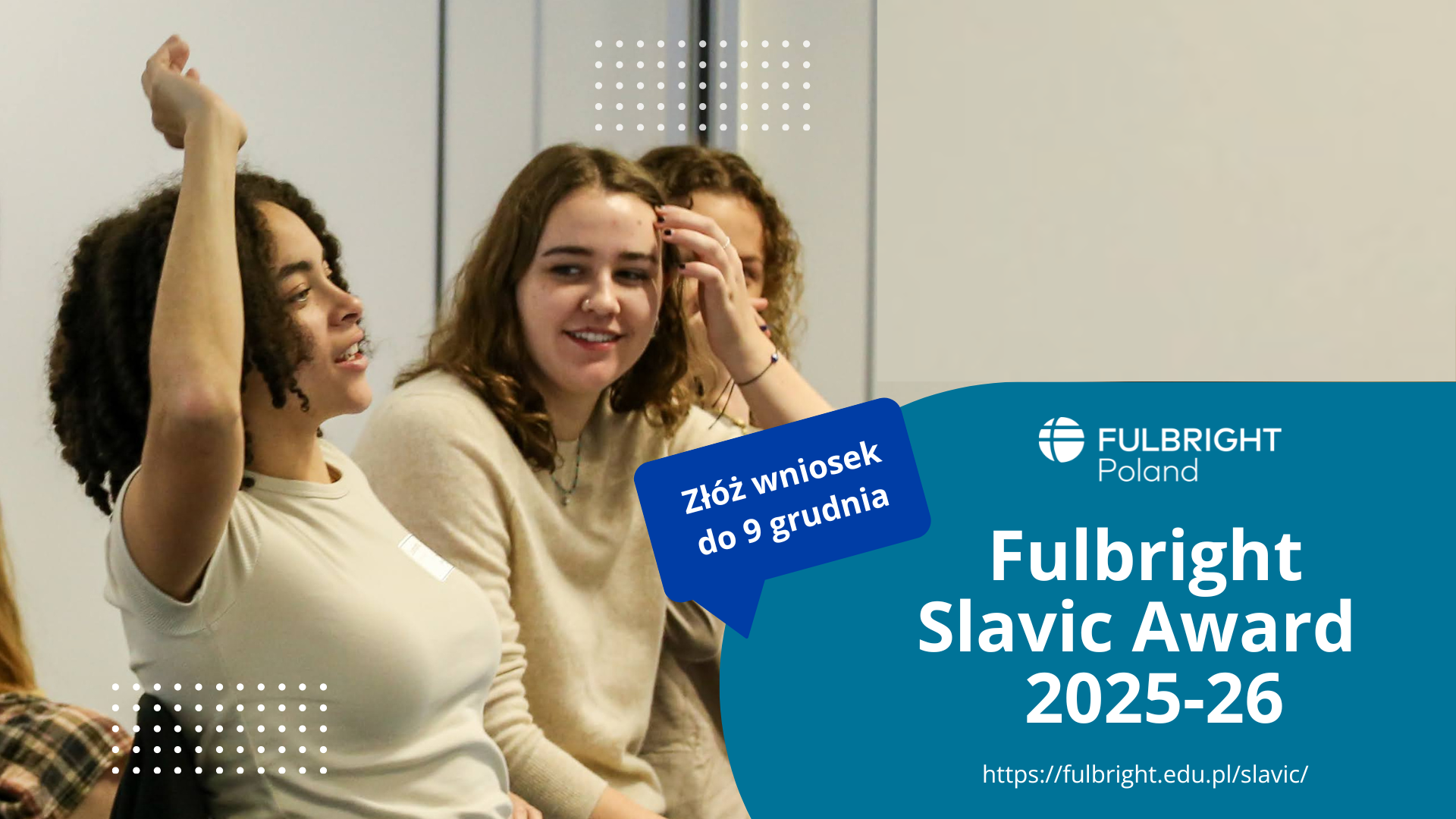 zdjęcie trzech studentek, napis "złóż wniosek do 9 grudnia Fulbright Slavic Award 2025-26 https://fulbright.edu.pl/slavic/