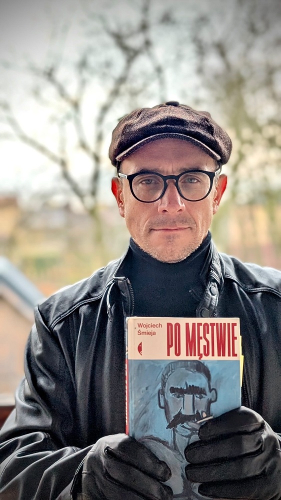  prof. Wojciech Śmieja z książką "po męstwie"