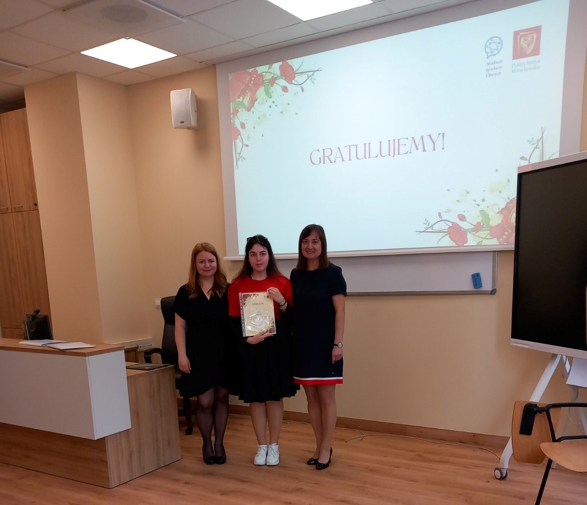 Yelena Poleshko wraz z tutorkami trzymająca dyplom